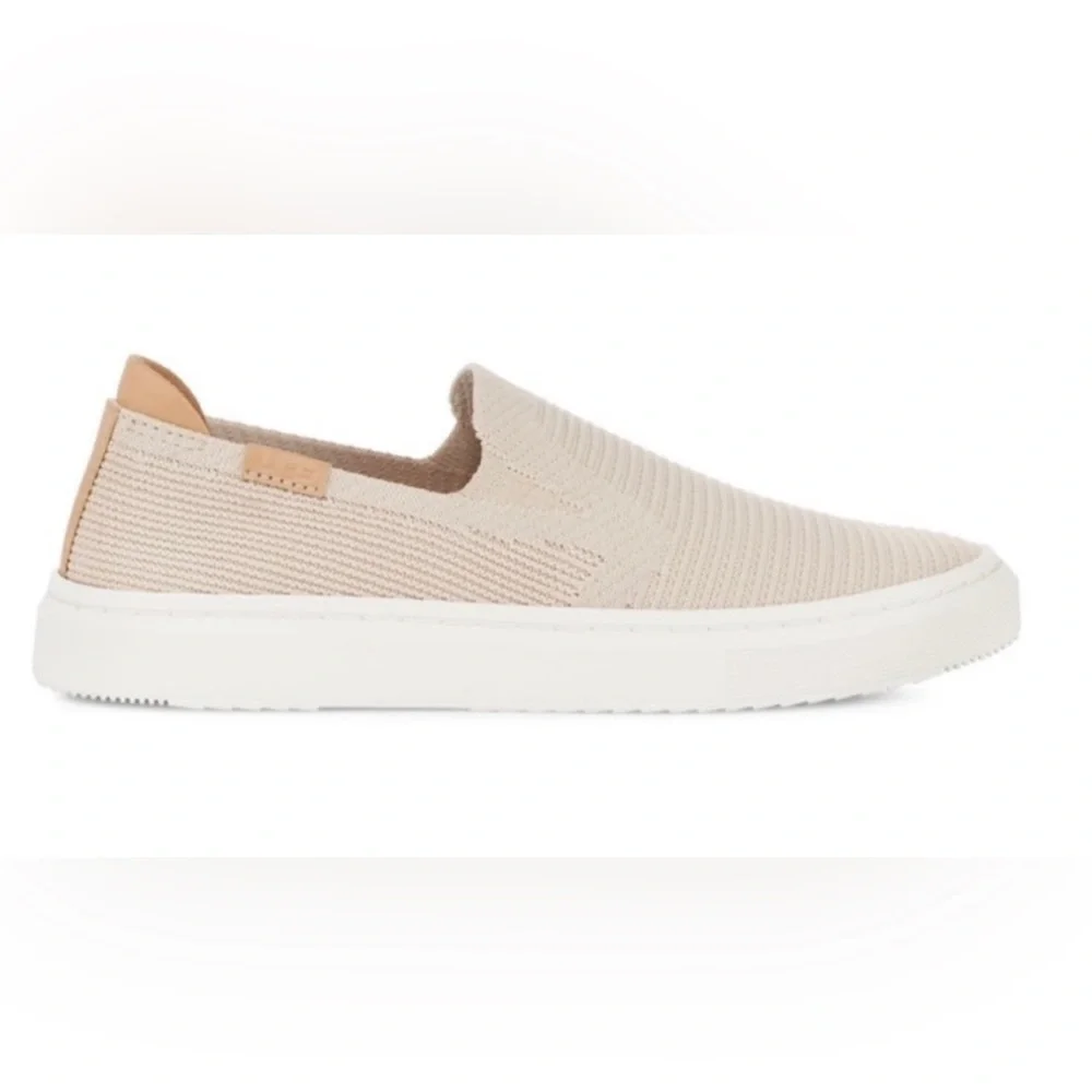 Ugg Women's Alameda Sammy - Sea Salt
(NWT
Size 9.5 - Picture 5 of 5